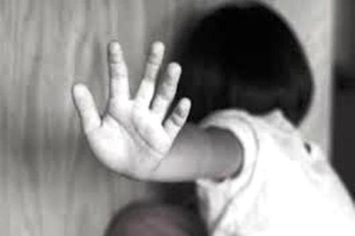 Lộ chuyện 'giường chiếu' với 2 bé gái, gã đàn ông đến công an đầu thú
