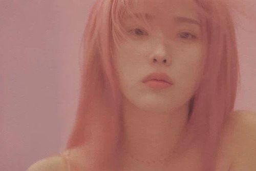 IU gây 'náo loạn' mạng xã hội nhờ tạo hình với tóc hồng 'cực chất'