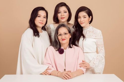 Lý Nhã Kỳ chia sẻ hình chụp đại gia đình toàn nhan sắc cực phẩm