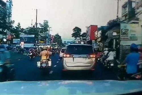 CSGT mở đường cho xe chở bệnh nhân cấp cứu bị kẹt trên quốc lộ