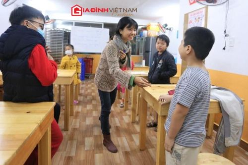 Lớp học tiếng Anh 1.000 đồng, học sinh được ăn bánh và sữa miễn phí