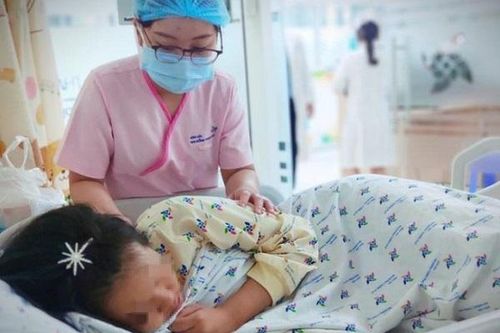 Bé gái 13 tuổi uống thuốc sâu tự tử do bị bạn bè tẩy chay