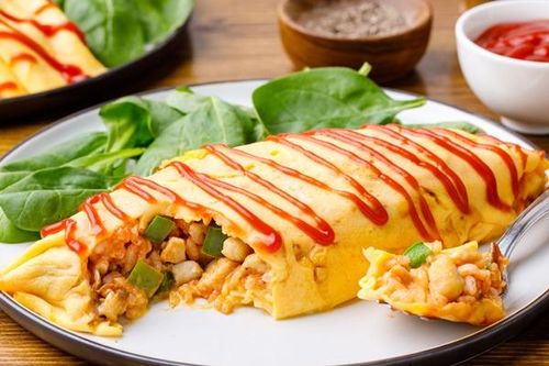 Cách làm cơm cuộn trứng omurice Nhật Bản đẹp mắt, đúng vị