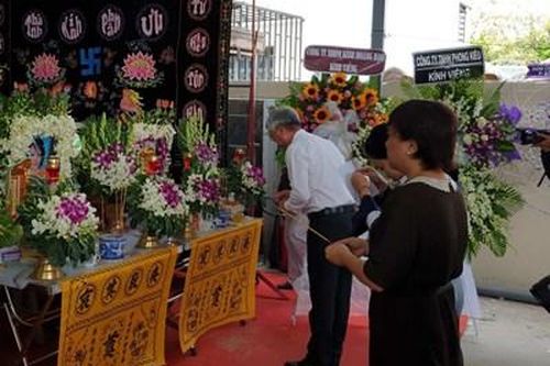 Phó Chủ tịch UBND TP HCM viếng 6 nạn nhân vụ cháy nhà ở Thủ Đức