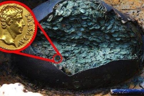 Đập vỡ chum cũ tìm được trên cánh đồng, đầu bếp vớ bở kho báu 'khủng'