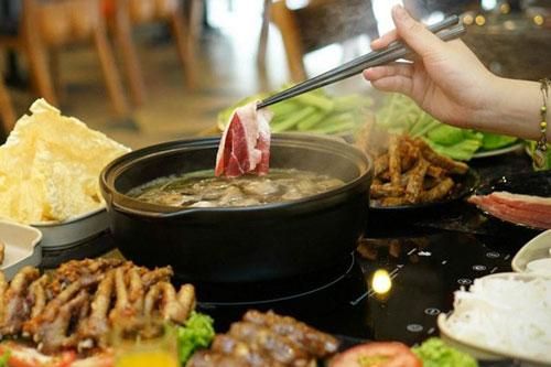 Đại kỵ khi ăn lẩu khiến dinh dưỡng 'bốc hơi', chất độc ngấm ngược trở lại, nhiều người ăn sai mà không biết
