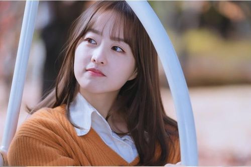 Park Bo Young trở thành biên tập viên ngọt ngào trong bộ phim 'Doom At Your Service'