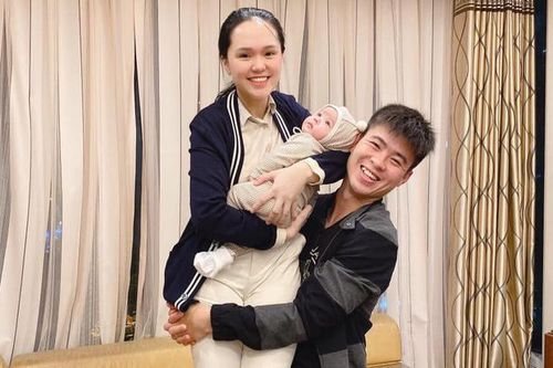 Dân mạng lo lắng khi vợ Duy Mạnh tâm sự: 'Có lúc muốn gục ngã nhưng nhìn thấy con cười phải gạt đi'