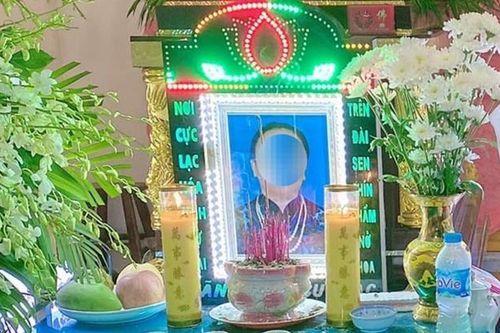 Người phụ nữ cùng con trai đi mua quan tài để làm đám tang giả cho chính mình