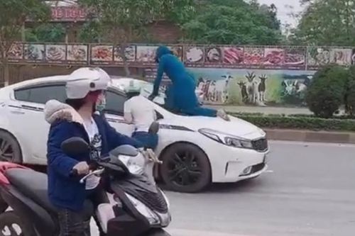 Đánh ghen 'căng đét': Vợ leo lên mui xe chặn đường, gào khóc dữ dội