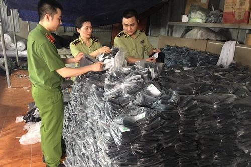 Tiếp tục bắt quả tang cơ sở sản xuất quần áo giả mạo các nhãn hiệu nổi tiếng