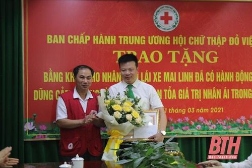 Trao Bằng khen của Trung ương Hội Chữ thập đỏ Việt Nam cho lái xe taxi Mai Linh dũng cảm cứu người