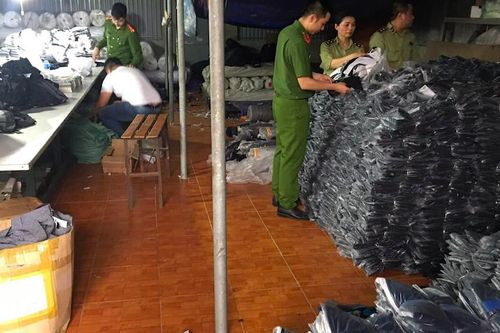 Dồn dập triệt phá cơ sở sản xuất, kho chứa hàng giả nhãn hiệu nổi tiếng
