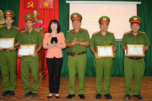 Khen thưởng Công an huyện Chợ Mới xuất sắc trong thực hiện cấp căn cước công dân gắn chíp điện tử