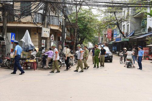 Ra quân lập lại trật tự khu vực chợ Tam Cờ