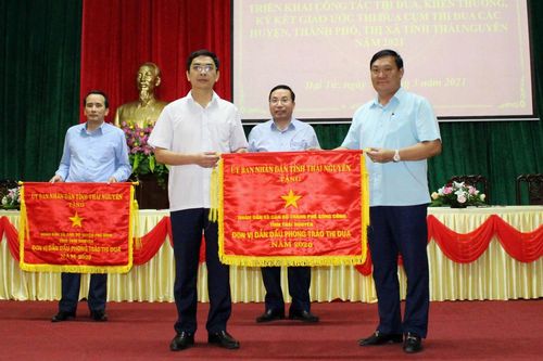 Ký kết giao ước thi đua các huyện, thành phố, thị xã