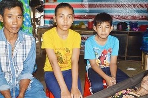 Mẹ bệnh hiểm nghèo, 2 con nguy cơ bỏ học cần sự giúp đỡ