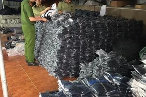 Bắt quả tang cơ sở sản xuất quần áo giả nhãn hiệu tại Hà Nam