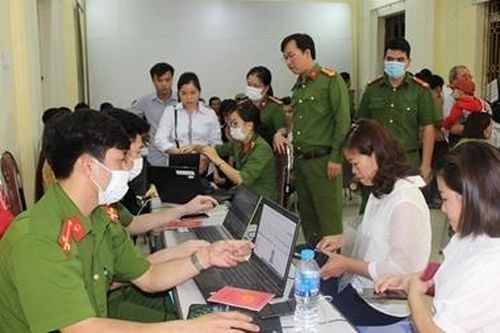 Làm 3 ca, thức xuyên đêm để cấp CCCD