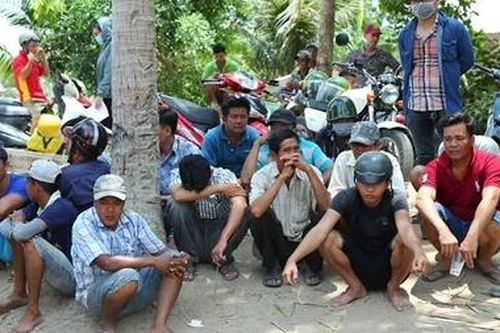 Triệt phá sới gà, bắt giữ 16 đối tượng