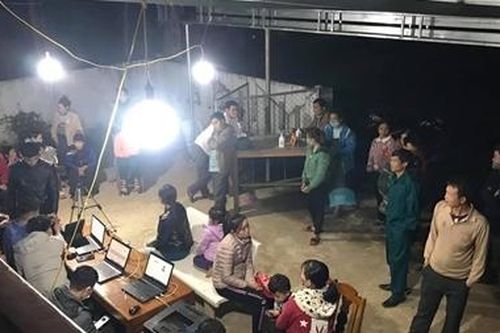 Đội mưa, vượt sông làm CCCD cho dân