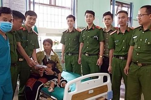 Tổ căn cước công dân đưa cháu bé bị hoại tử chân đi điều trị