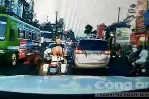 CSGT mở đường cho bệnh nhân tới viện giữa giờ cao điểm ở Sài Gòn