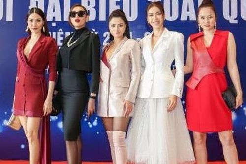 Dàn siêu mẫu hội ngộ 'đọ dáng'
