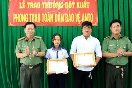 Khen thưởng nữ sinh và anh thợ làm bảng quảng cáo bắt trộm