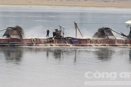 Cát tặc 'móc ruột' sông Đà giữa ban ngày, dân bức xúc, chính quyền nói khó xử lý