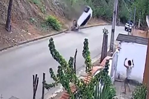 Khoảnh khắc ô tô từ trên núi lao xuống đường tại Brazil