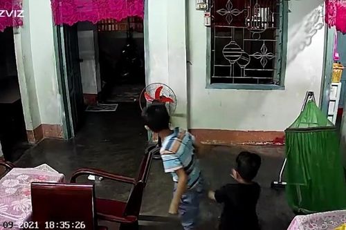 Clip: Hai cậu bé xóa 'dấu vết tội lỗi' khi bố về