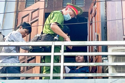 Cảnh sát mang AK đến khám nhà nghi phạm buôn ma túy