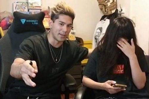 Streamer bị cấm sóng vì tát bạn gái khi livestream