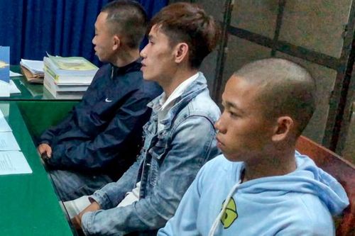 Ép 5 thiếu nữ làm nhân viên quán karaoke