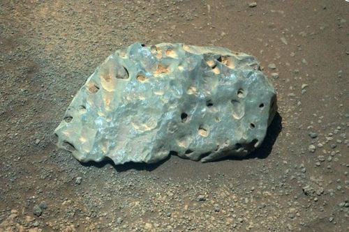 Tàu vũ trụ NASA kiểm tra tảng đá 'kỳ quặc' trên sao Hỏa