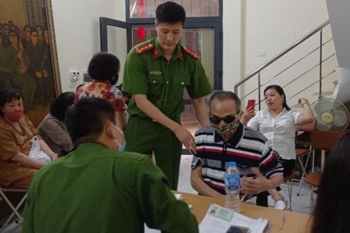 Hà Nội lập điểm lưu động cấp CCCD gắn chip cho người mù, cao tuổi