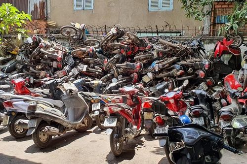 'Mồi lửa' từ những bãi xe vô chủ