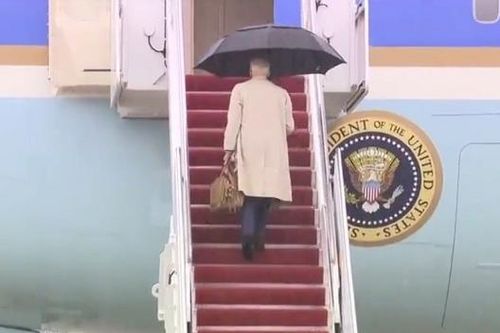 Video TT Mỹ Joe Biden suýt gặp sự cố trên thang máy bay lần nữa