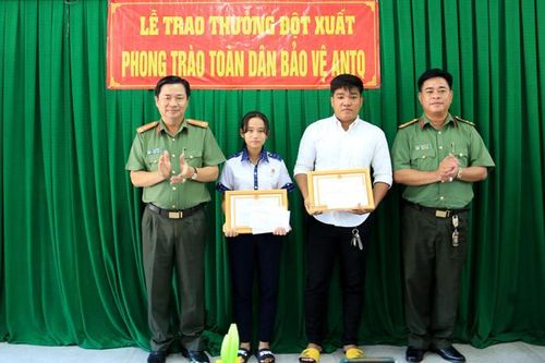 Giám đốc Công an tỉnh An Giang tặng giấy khen cho nữ sinh dũng cảm bắt trộm
