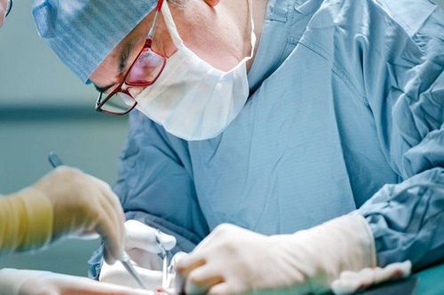 Nuốt đinh vít dài bằng cây bút bi, người dàn ông 38 tuổi nguy kịch