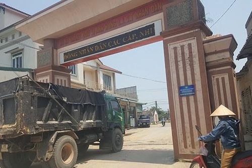 Dân khốn khổ vì bụi do xe tải trọng lớn thi công đường ven biển ở Hà Tĩnh