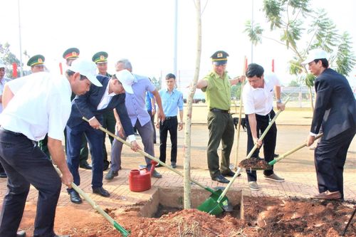 Mỗi đoàn viên trồng mới 1 cây xanh, nêu cao tinh thần tố giác phá rừng