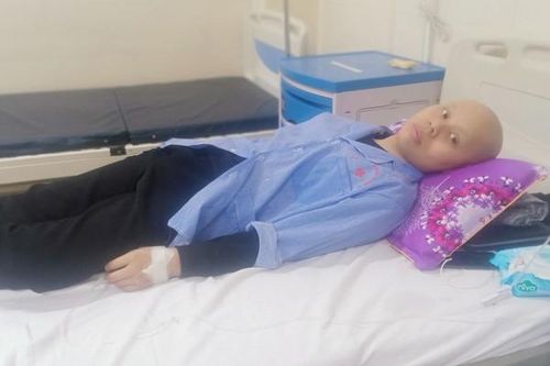Cơn đau không hồi dứt của bé trai mắc ung thư não, bố mẹ ly hôn