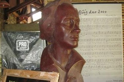 Ngọn gió hoang vu thổi suốt xuân thì