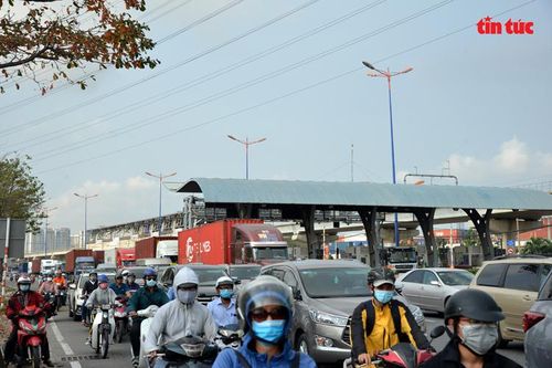 Giao thông hỗn loạn, ùn ứ kéo dài trong ngày đầu tiên thu phí xa lộ Hà Nội