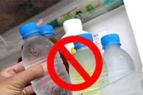 Chuyên gia khuyên bạn: Đừng dùng chai nhựa đựng nước trong tủ lạnh vì cực độc hại, có thể gây ung thư