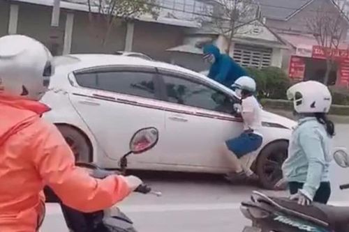 Vụ vợ leo lên mui xe đánh ghen: 'Chính thất' túm tóc và đá văng nhân tình của chồng vào vỉa hè