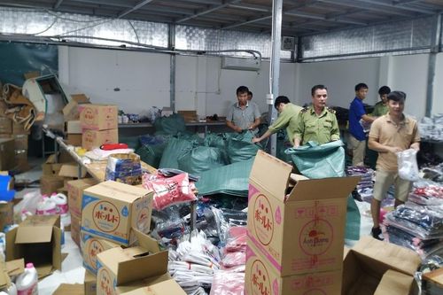 Triệt phá kho hàng 'nhái' lớn nhất từ trước đến nay tại Ninh Bình