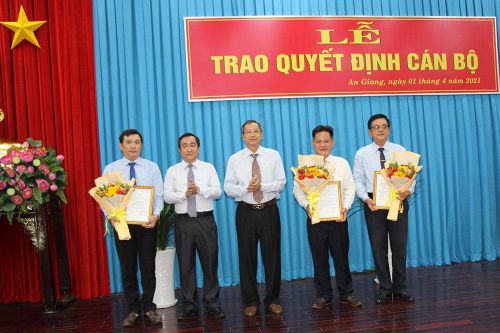 Ban Thường vụ Tỉnh ủy An Giang trao quyết định công tác cán bộ